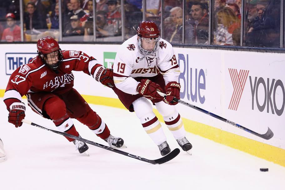 Boston Hockey sul ghiaccio Harvard Crimson contrasta Ryan Fitzgerald (Afp)